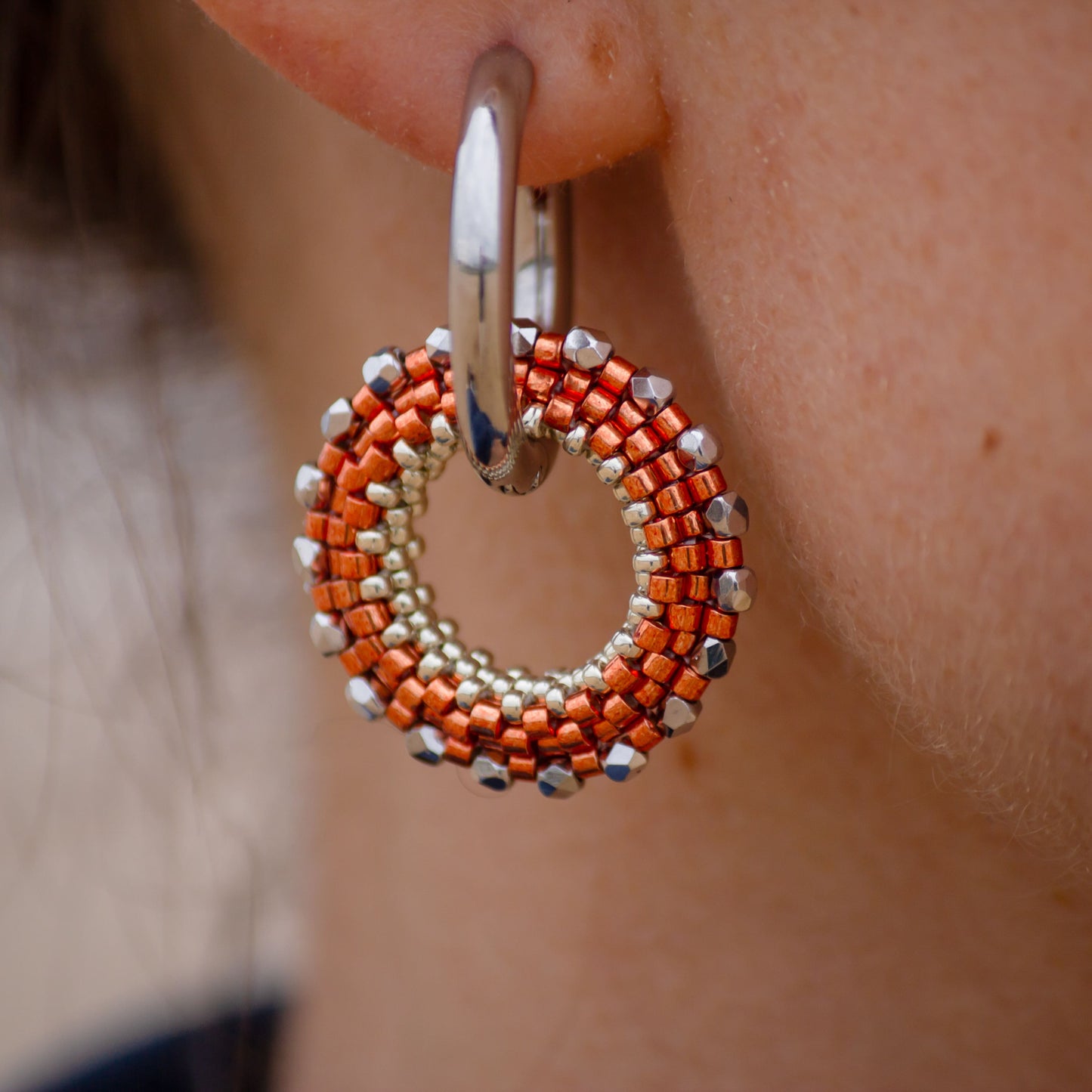 Boucles d'Oreilles Créoles | Acier Inoxydable & Perles | Argent & Orange