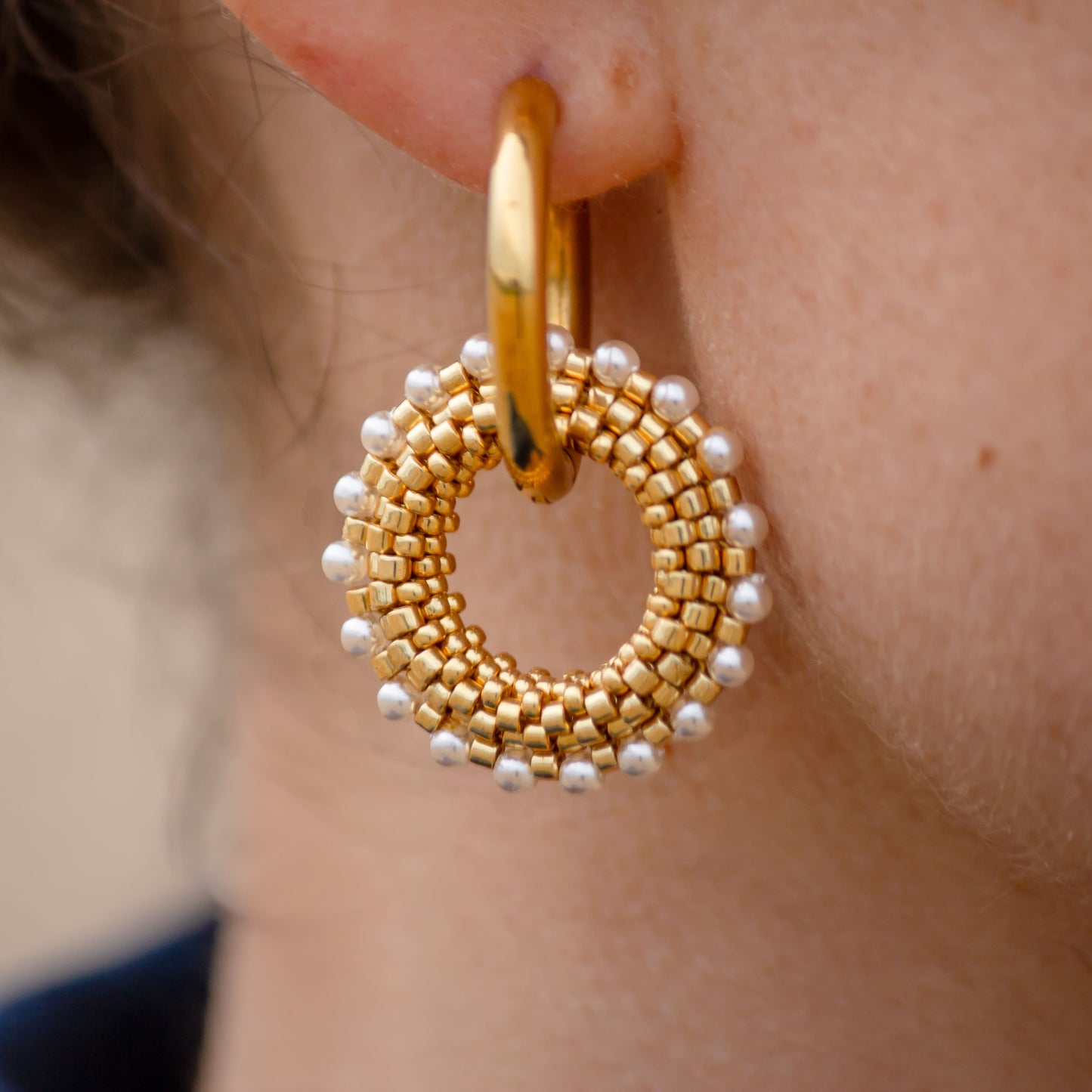 Boucles d'Oreilles Créoles | Acier Inoxydable Doré & Perles Blanches