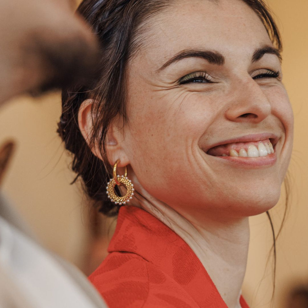 Boucles d'Oreilles Créoles | Acier Inoxydable Doré & Perles Blanches