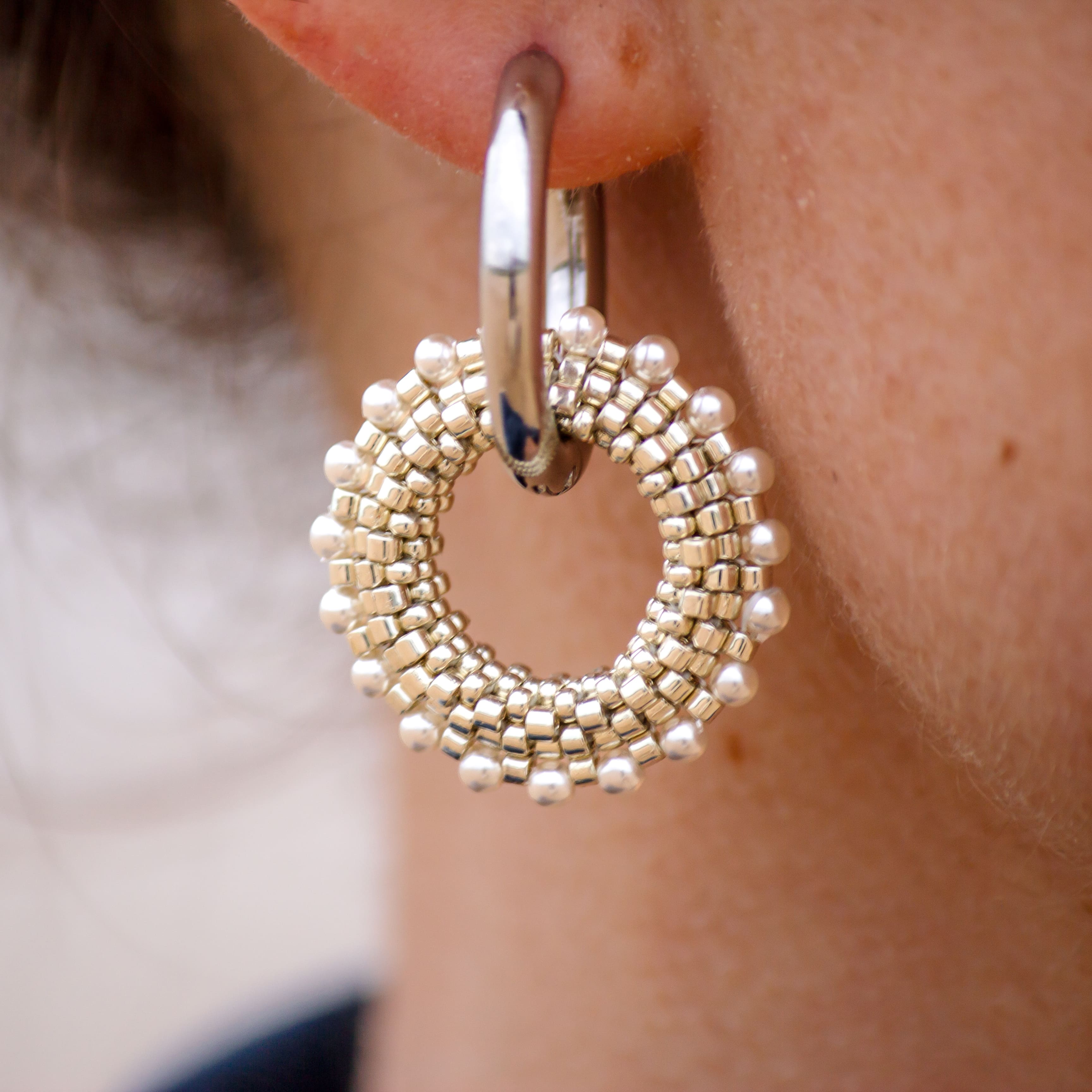 Boucles d'Oreilles Créoles | Acier Inoxydable & Perles Blanches