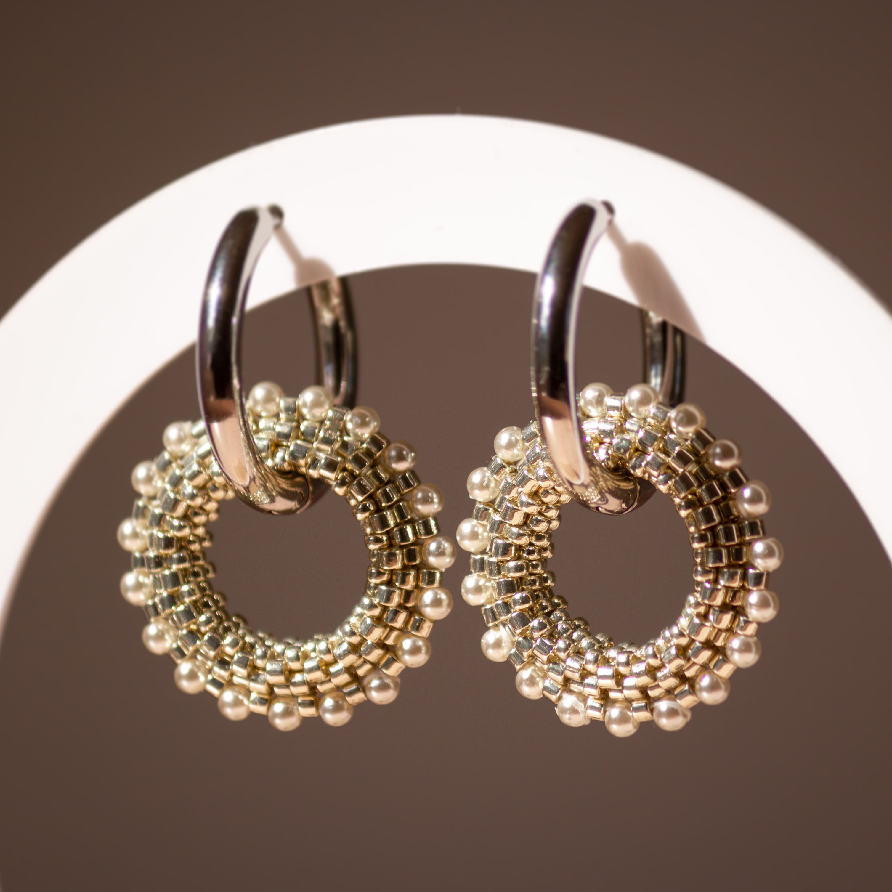 Boucles d'Oreilles Créoles | Acier Inoxydable & Perles Blanches