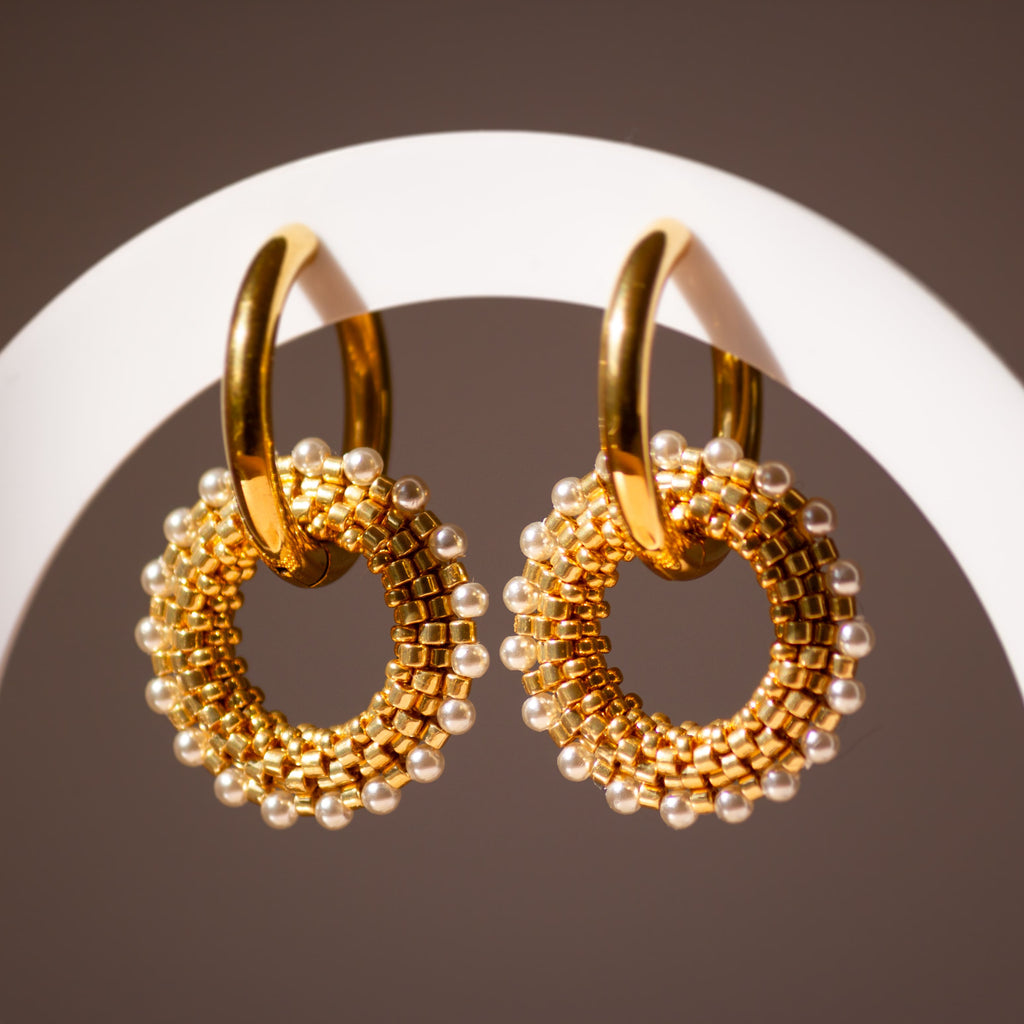 Boucles d'Oreilles Créoles | Acier Inoxydable Doré & Perles Blanches