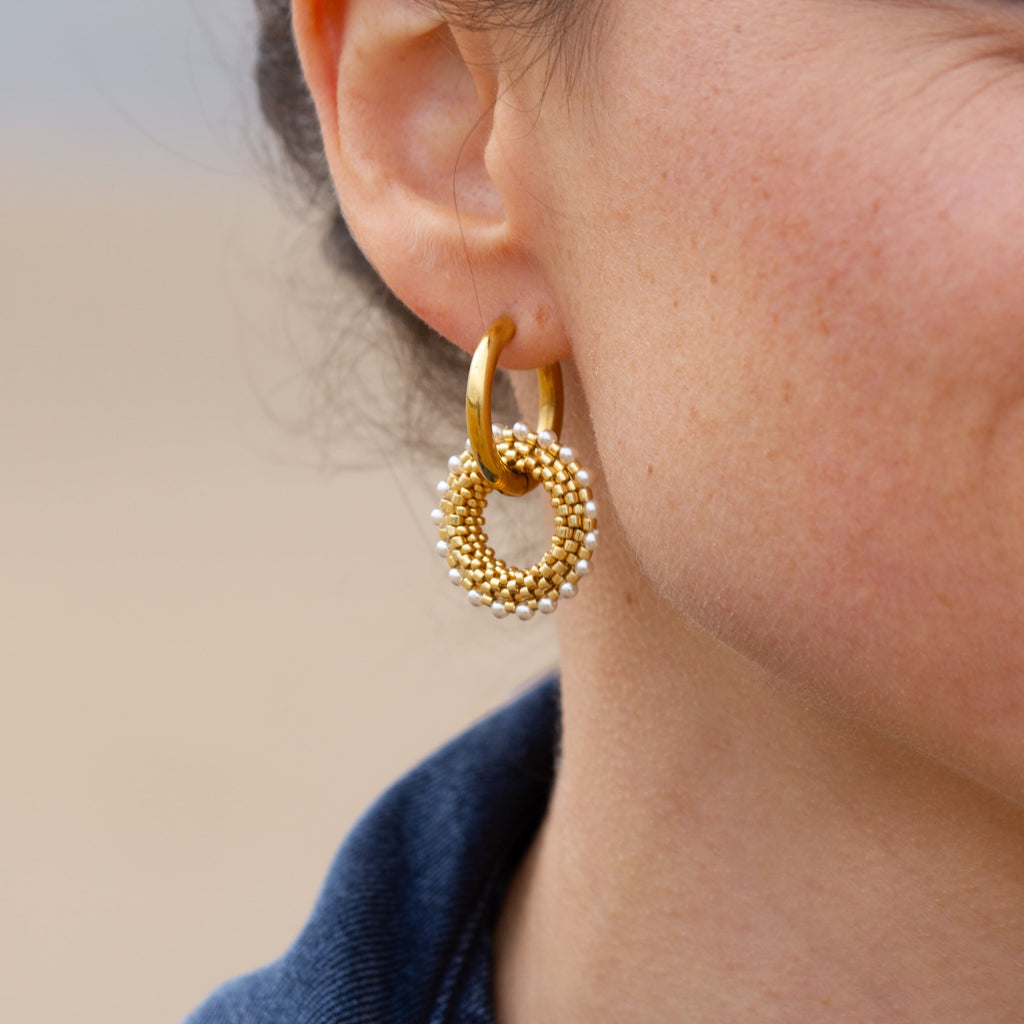 Boucles d'Oreilles Créoles | Acier Inoxydable Doré & Perles Blanches